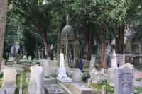 Il campo all'interno dell'antico cimitero ebraico con tombe ed edicole