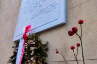 Targa commemorativa sul muro esterno del Cimitero Ebraico