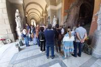 Pubblico assiste alla visita guidata