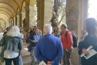 Pubblico assiste al Percorso Poetico a cura di Genova Voci
