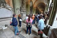 Pubblico assiste alla visita guidata 