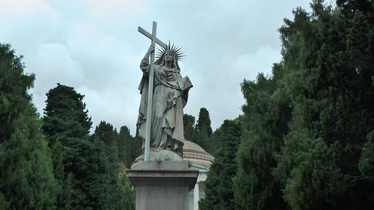 Grande statua in marmo al centro del Cimitero Monumentale di Staglieno che raffigura la Fede